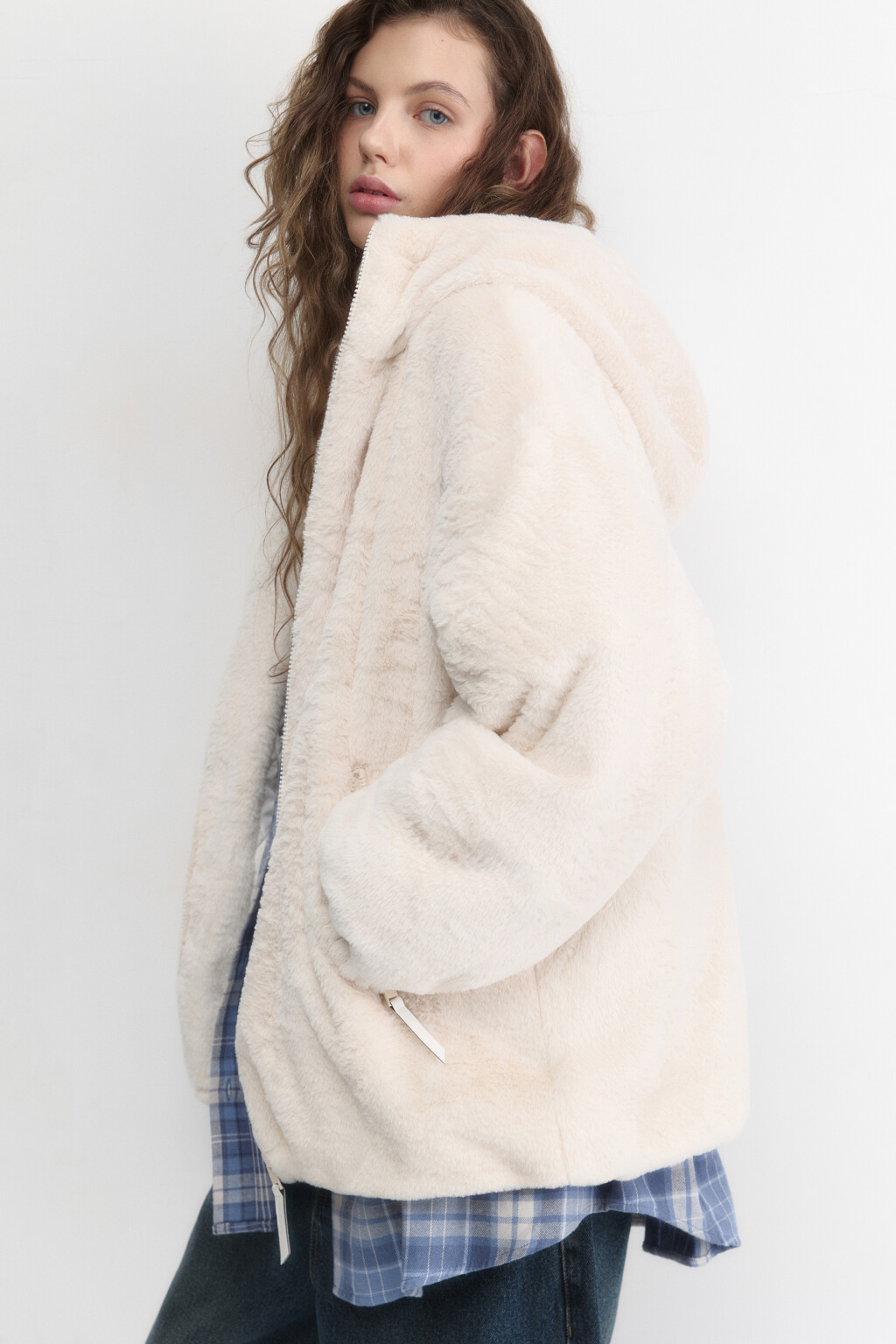 Куртка из искусственного меха с капюшоном - цвет молочный - 1