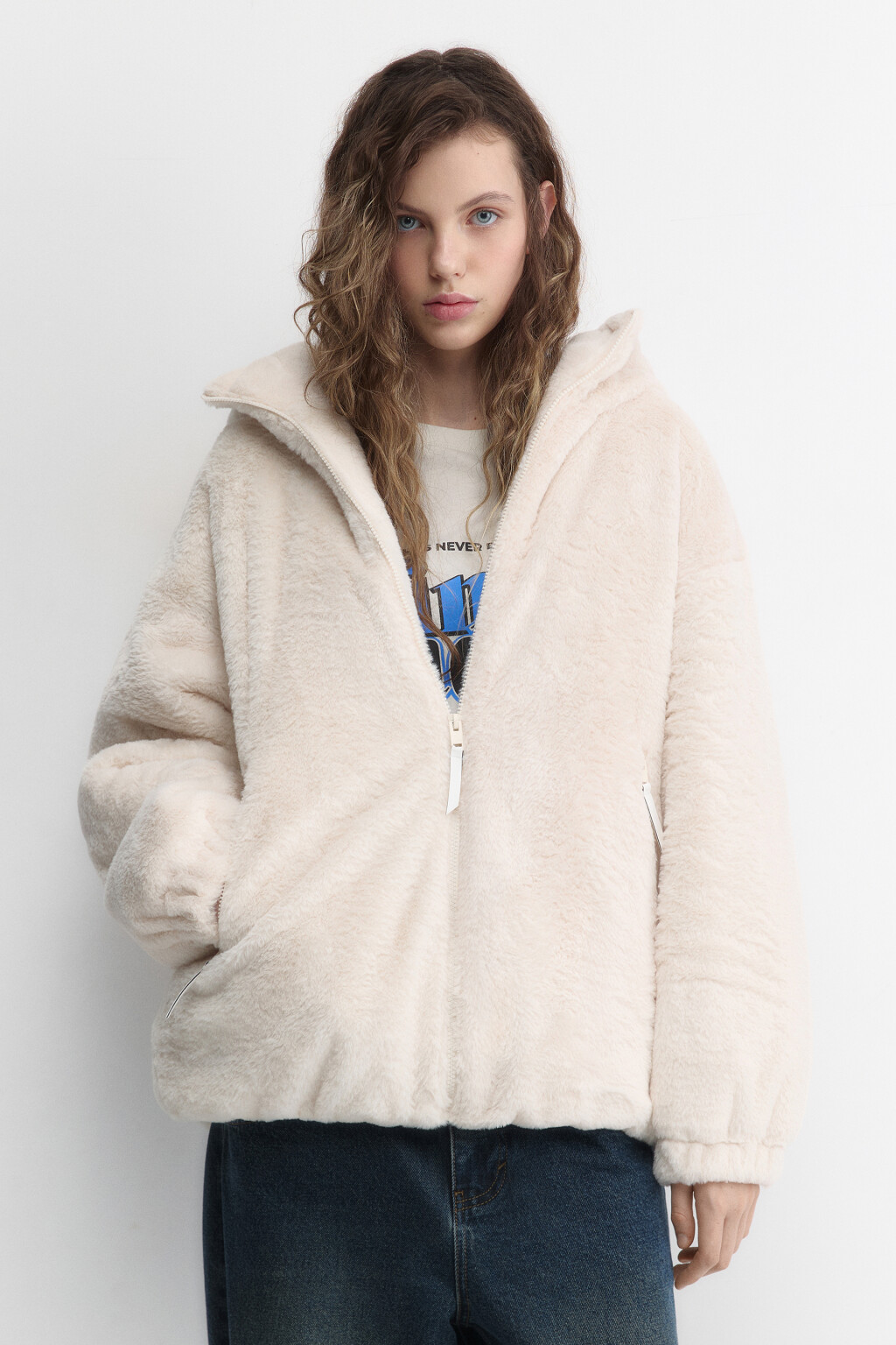 Куртка из искусственного меха с капюшоном - цвет молочный - 2