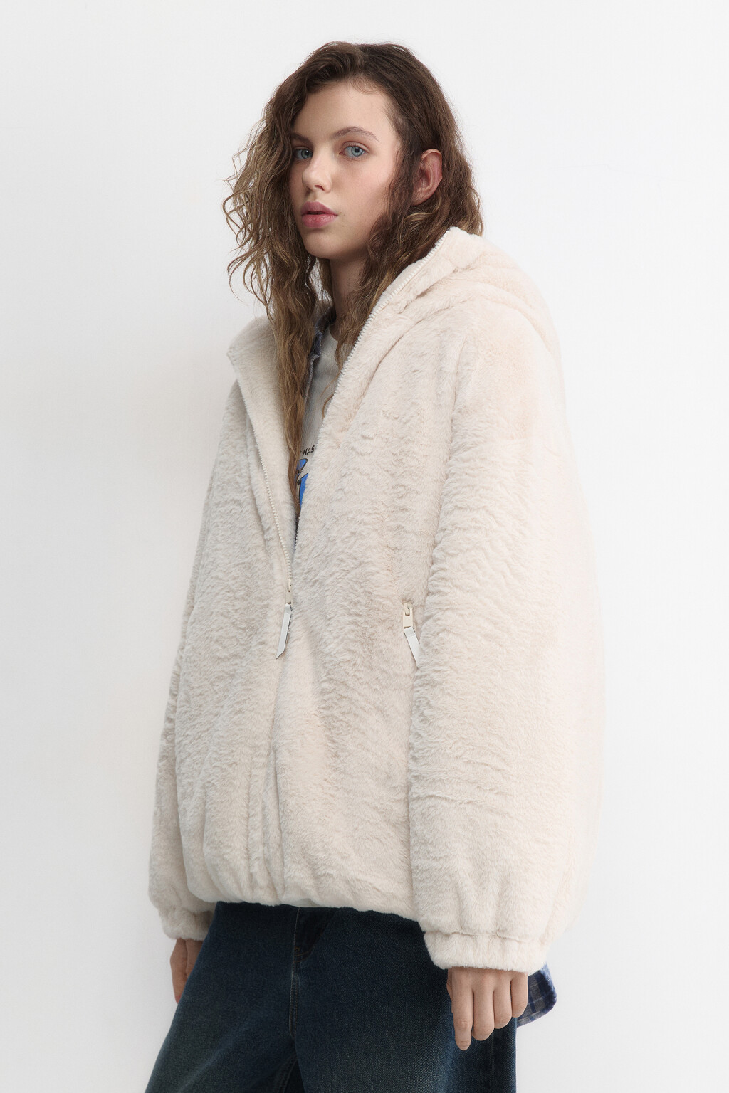 Куртка из искусственного меха с капюшоном - цвет молочный - 3