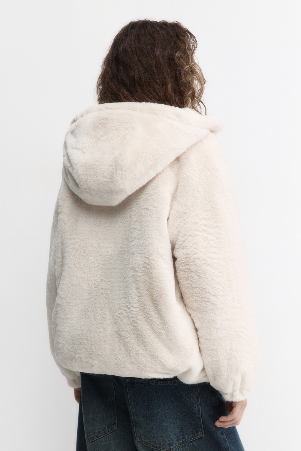 Куртка из искусственного меха с капюшоном - цвет молочный - 4