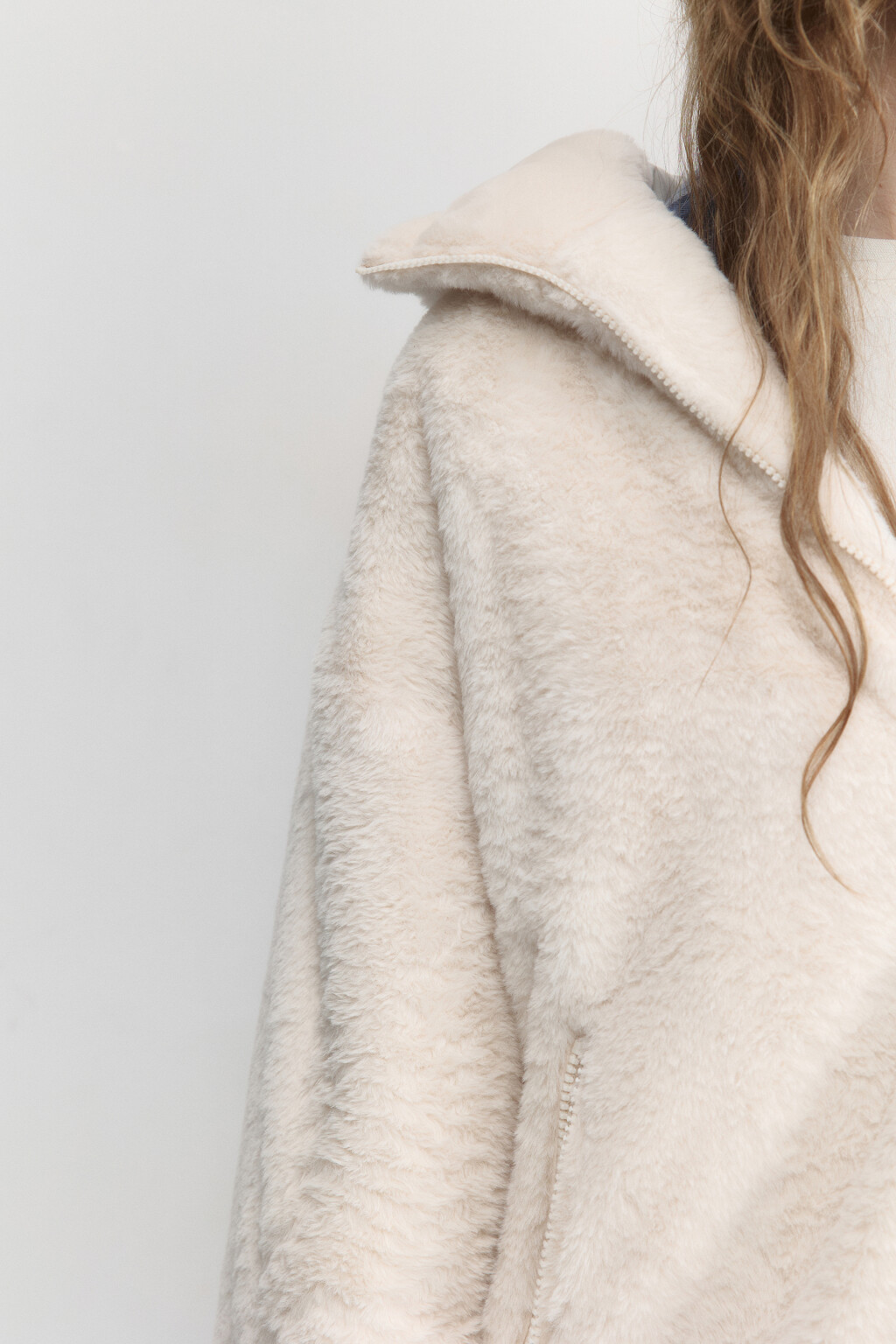 Куртка из искусственного меха с капюшоном - цвет молочный - 7