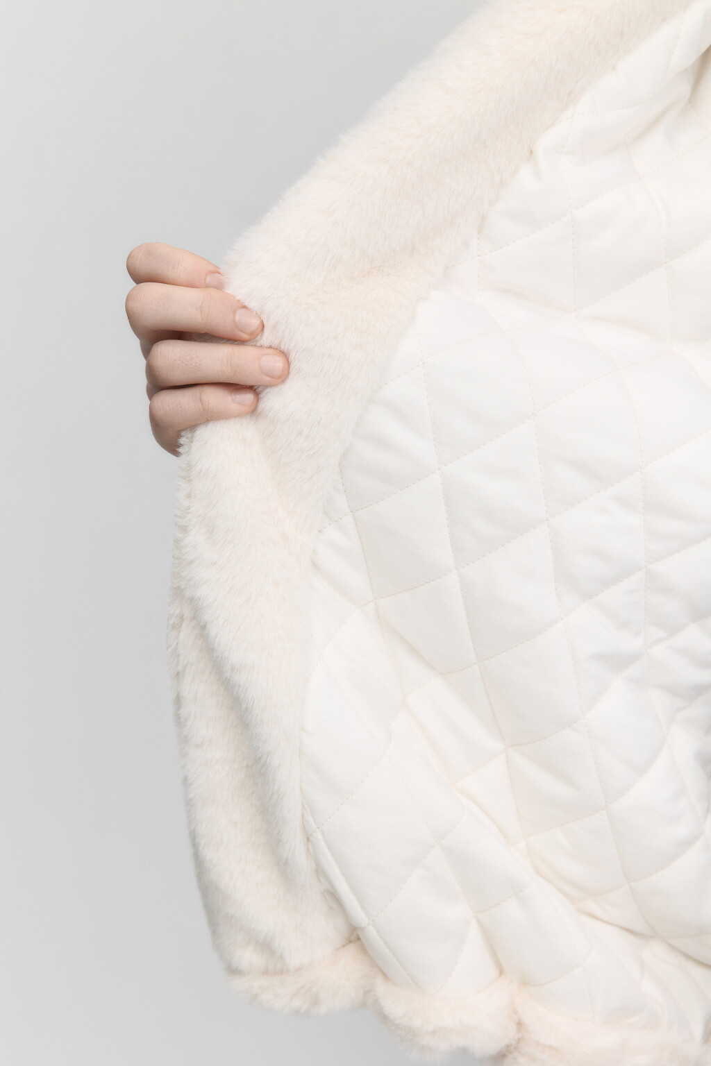 Куртка из искусственного меха с капюшоном - цвет молочный - 8