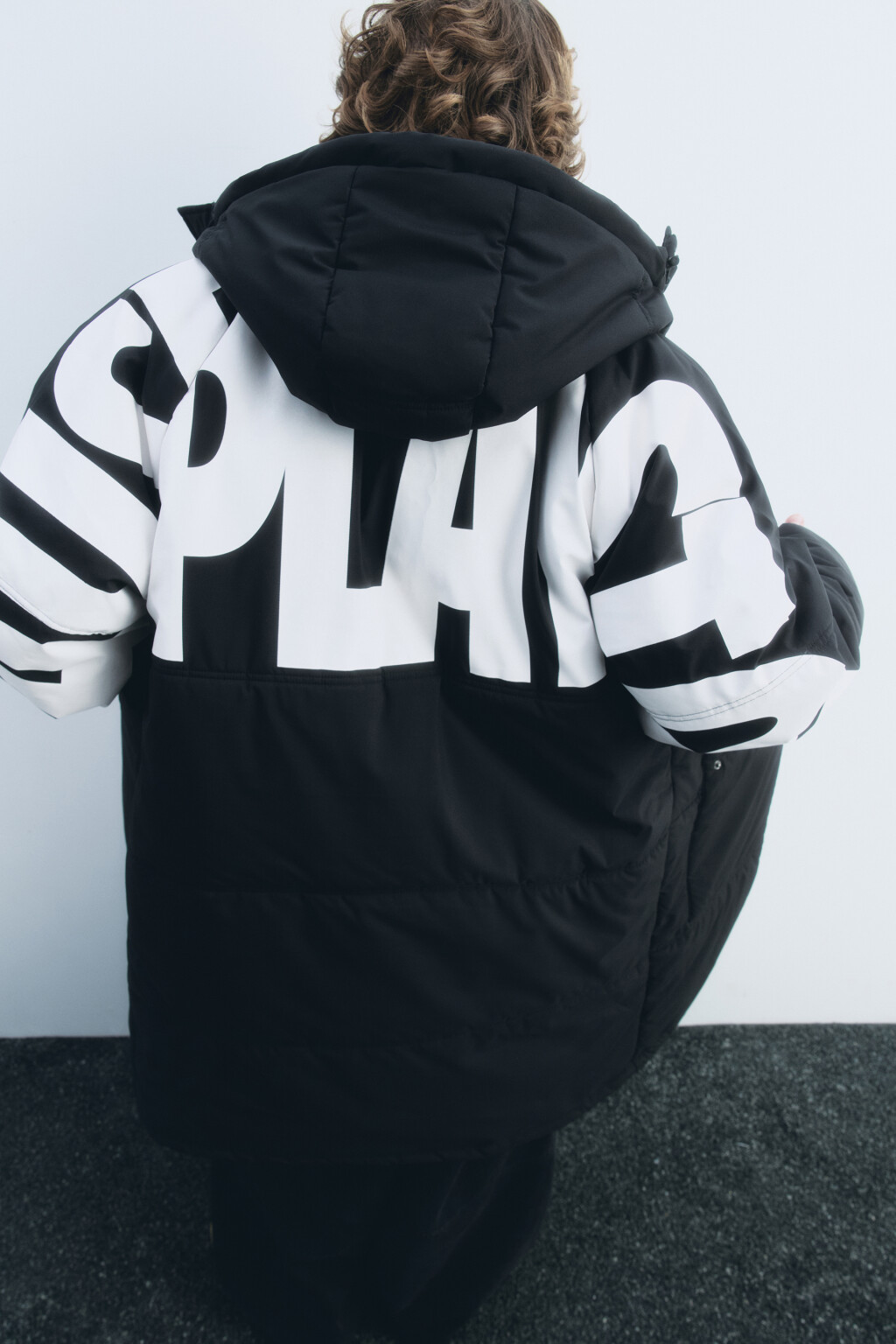 Куртка стеганая удлиненная с надписью - цвет черный - 1