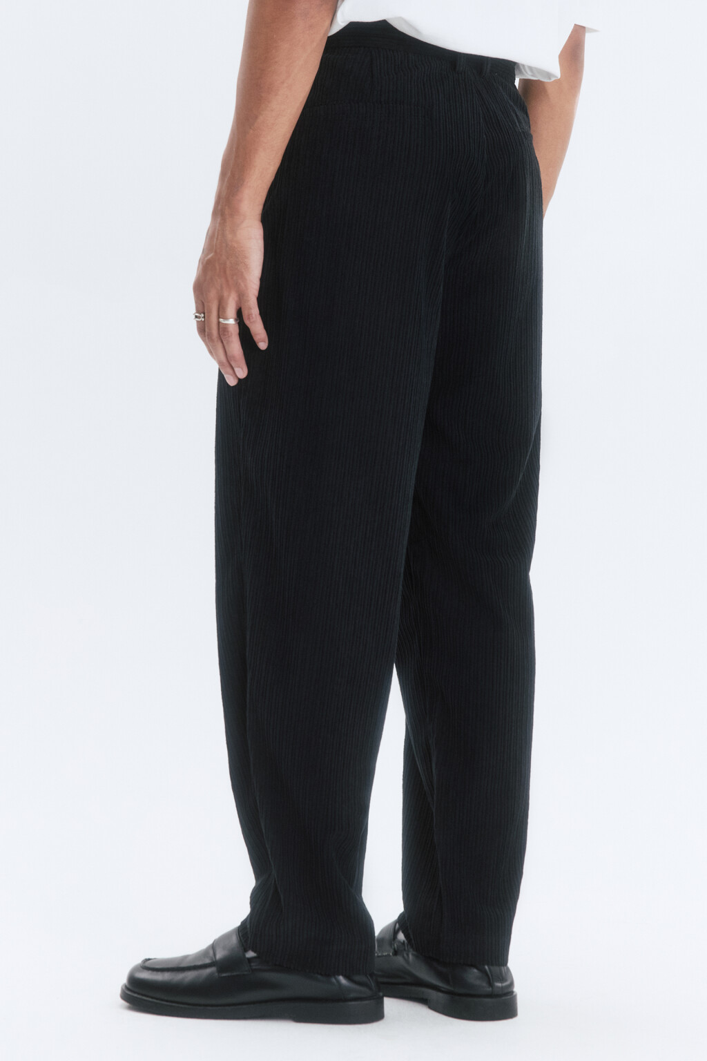 Брюки-бананы широкие из вельветовой ткани - цвет черный - 4