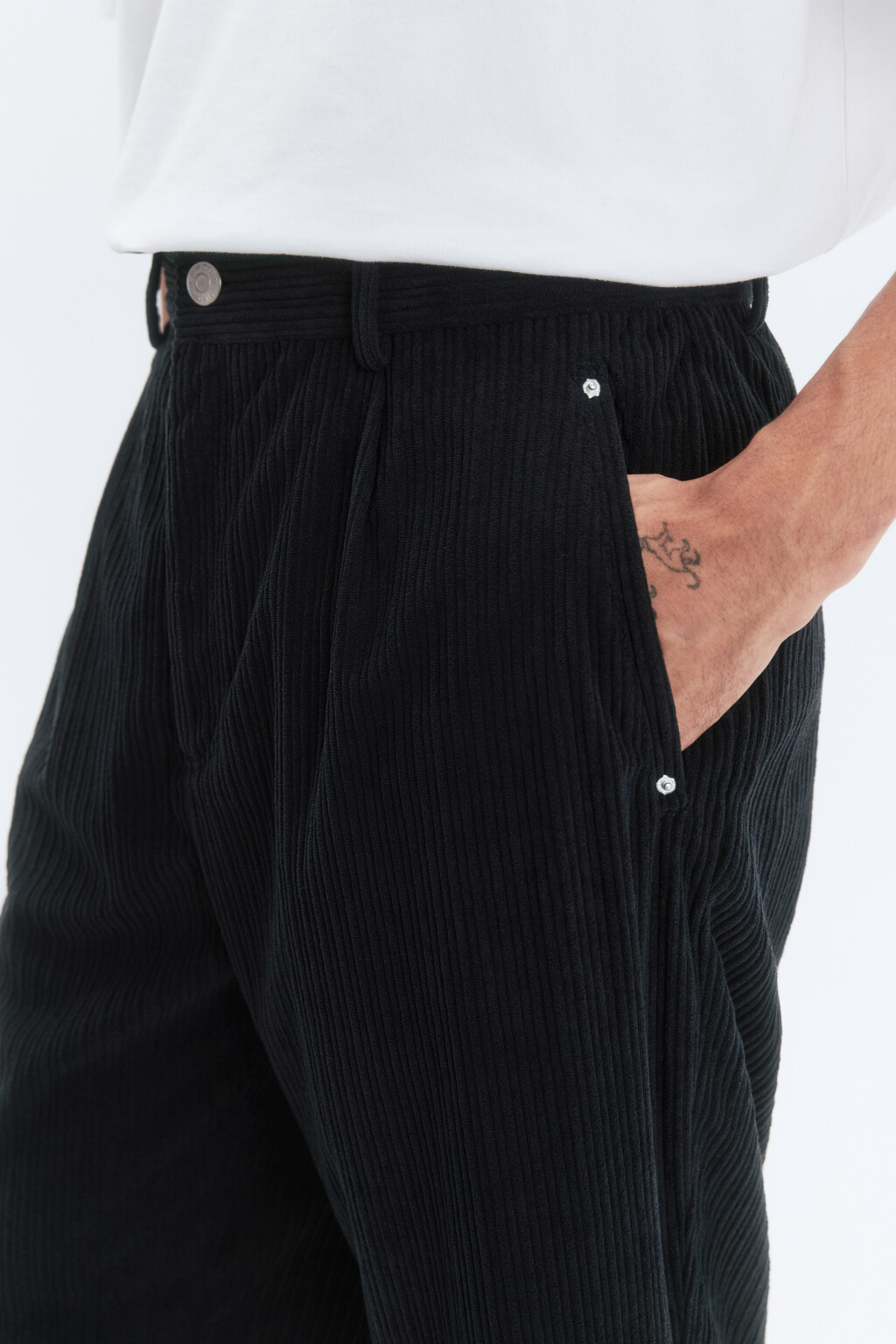 Брюки-бананы широкие из вельветовой ткани - цвет черный - 7