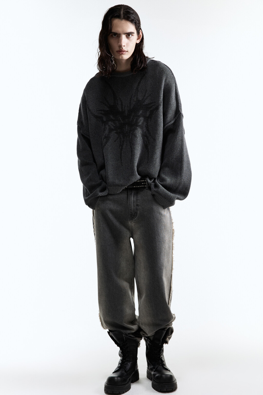 Джинсы широкие с открытыми срезами и бахромой - цвет серый - 2