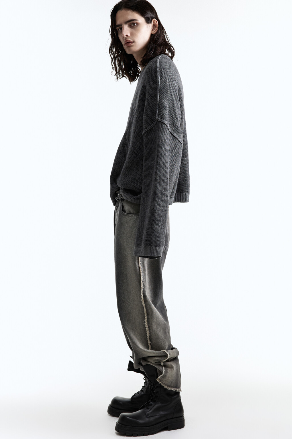 Джинсы широкие с открытыми срезами и бахромой - цвет серый - 1