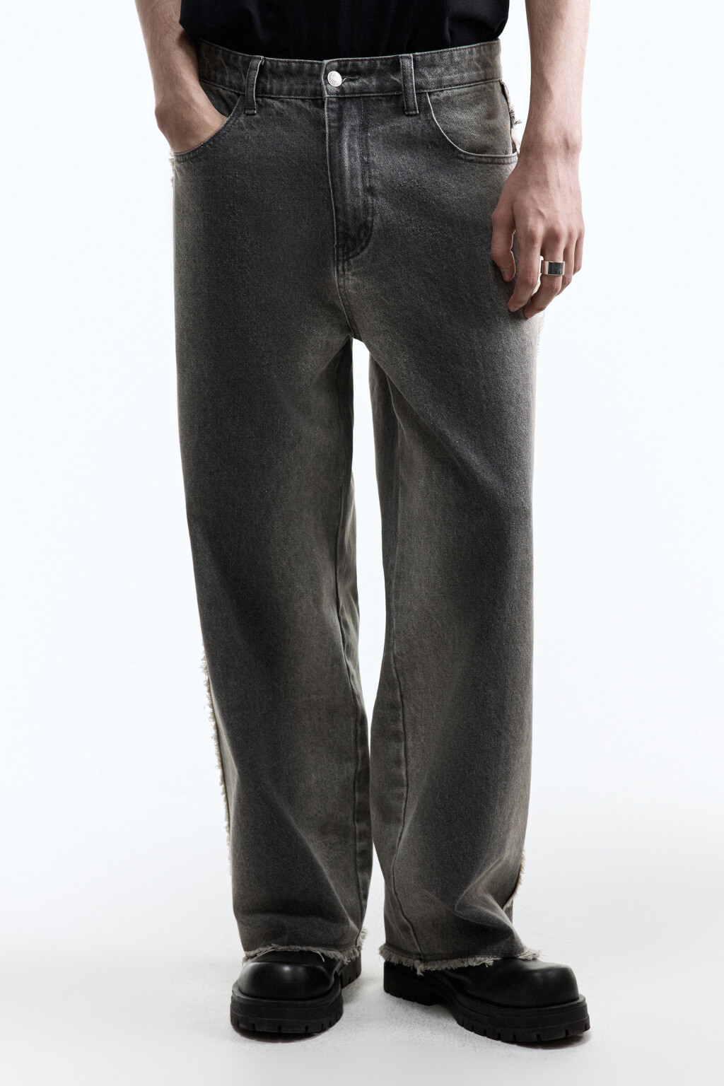 Джинсы широкие с открытыми срезами и бахромой - цвет серый - 3