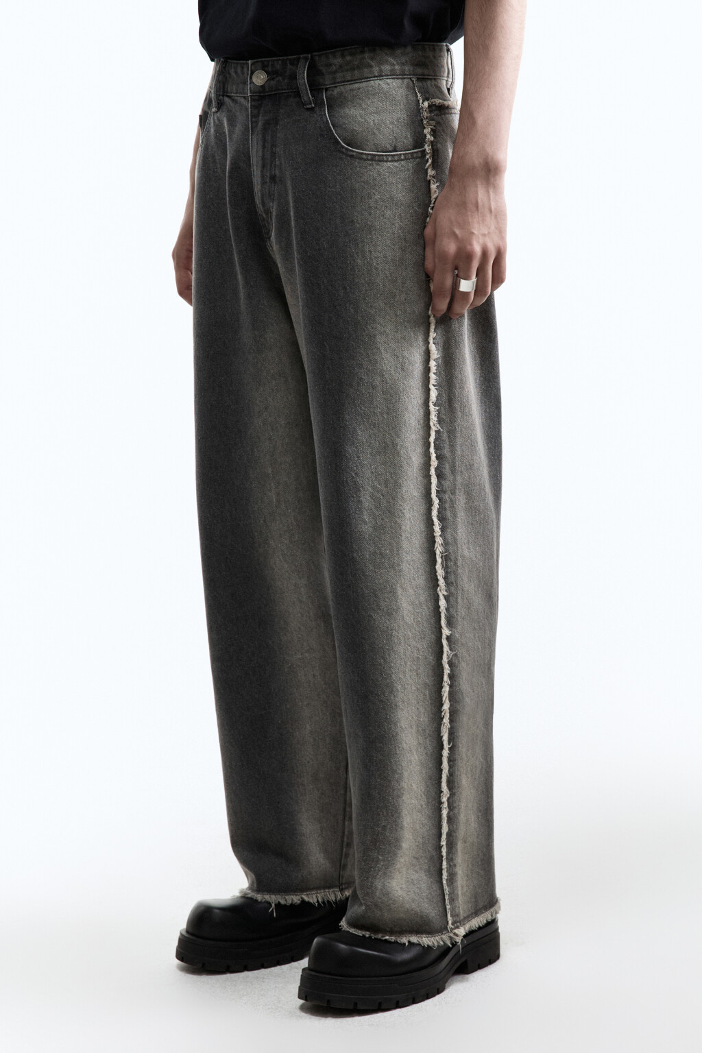 Джинсы широкие с открытыми срезами и бахромой - цвет серый - 4