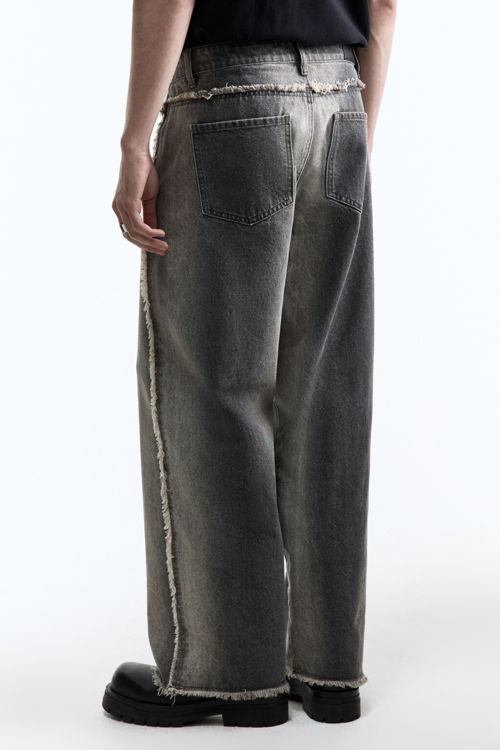 Джинсы широкие с открытыми срезами и бахромой - цвет серый - 5