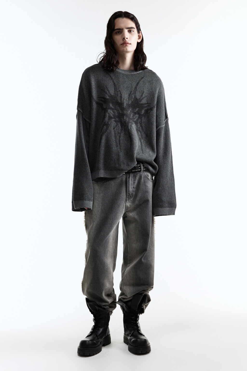 Джинсы широкие с открытыми срезами и бахромой - цвет серый - 6