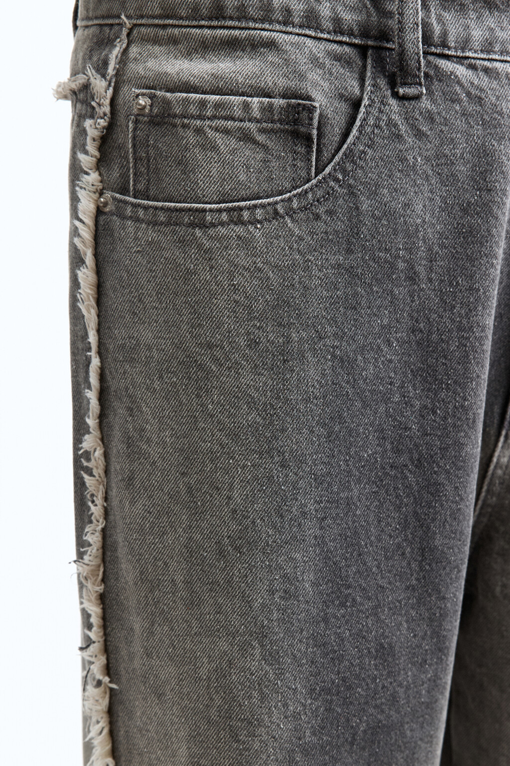 Джинсы широкие с открытыми срезами и бахромой - цвет серый - 7