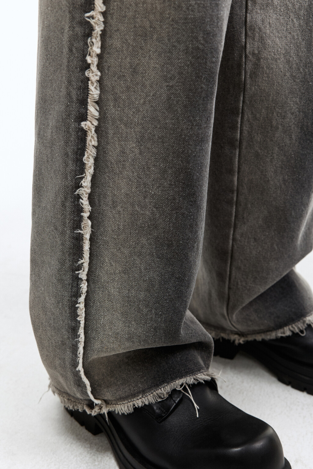 Джинсы широкие с открытыми срезами и бахромой - цвет серый - 8