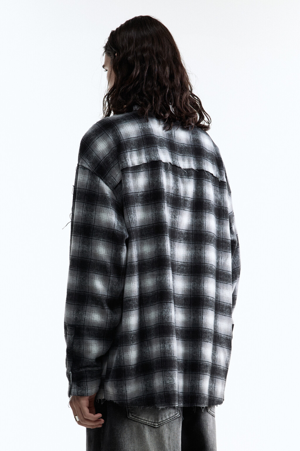 Рубашка клетчатая с открытыми срезами - цвет серый - 5