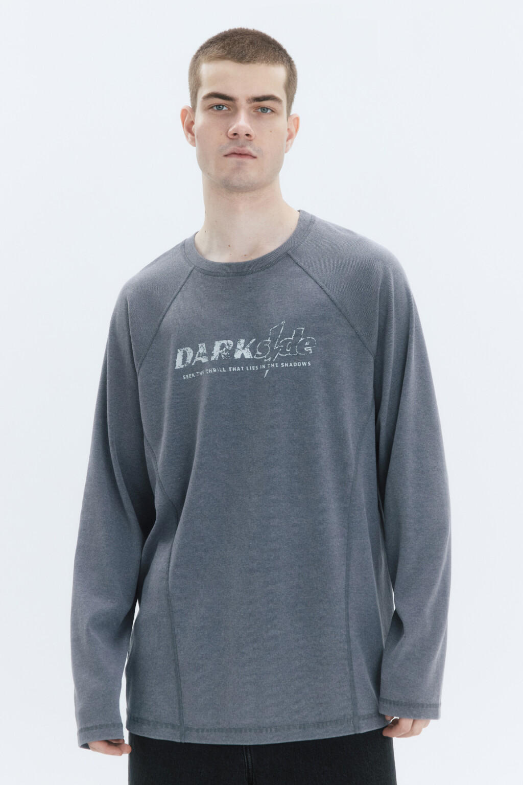 Лонгслив свободный с вареным эффектом и надписью - цвет серый - 2