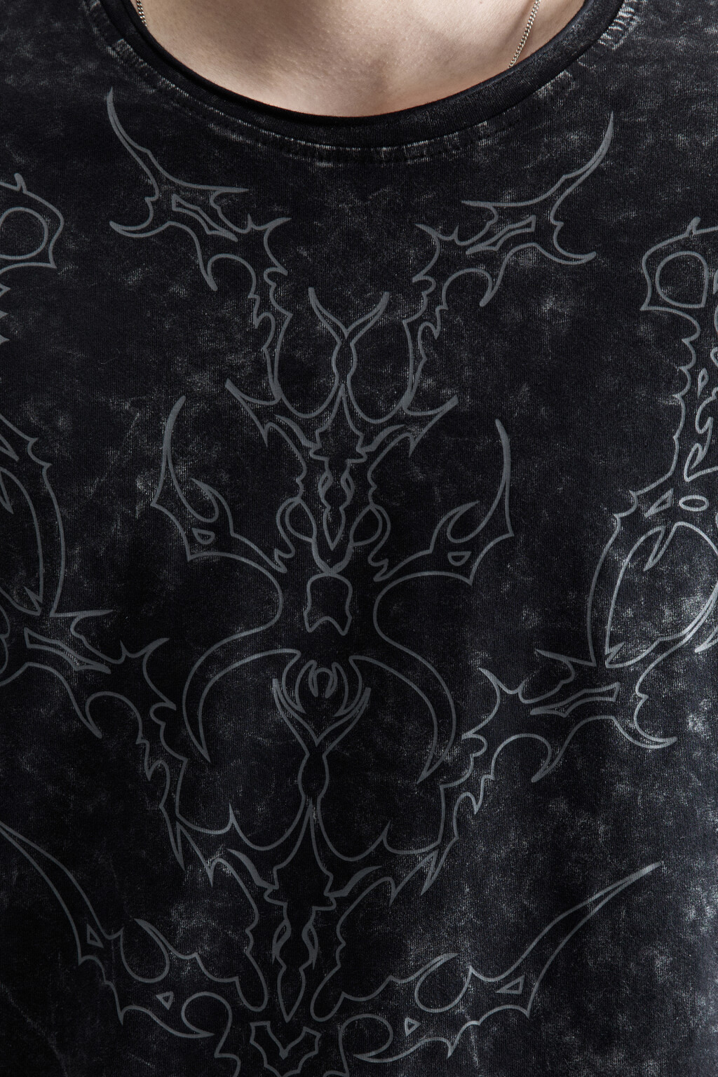 Лонгслив хлопковый с вареным эффектом и принтом - цвет черный - 6