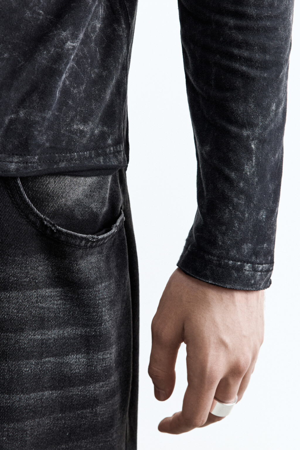 Лонгслив хлопковый с вареным эффектом и принтом - цвет черный - 7