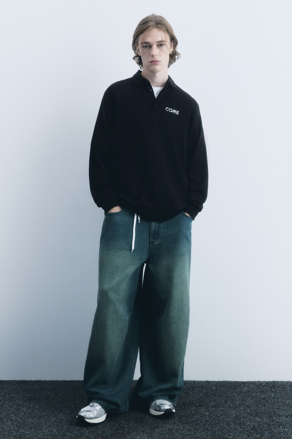 Свитшот с надписью и отложным воротником - цвет черный - 6