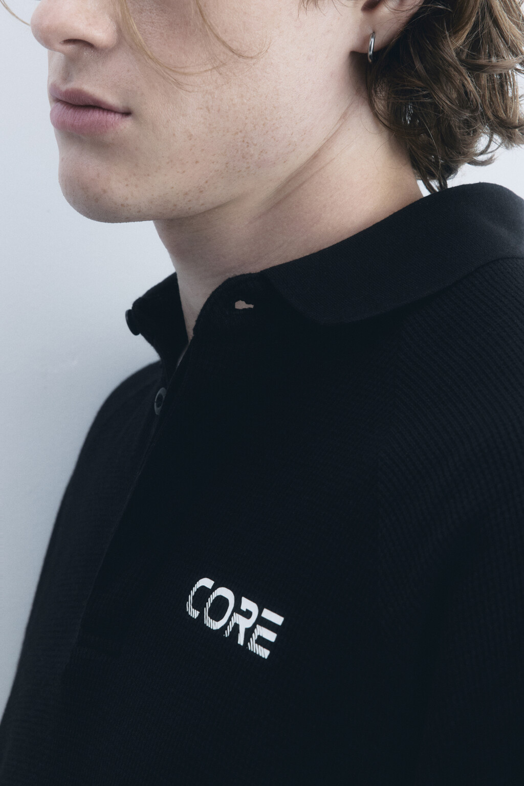 Свитшот с надписью и отложным воротником - цвет черный - 7