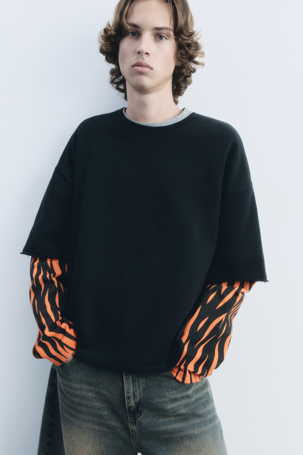 Свитшот хлопковый с двойными рукавами и принтом - цвет черный - 1