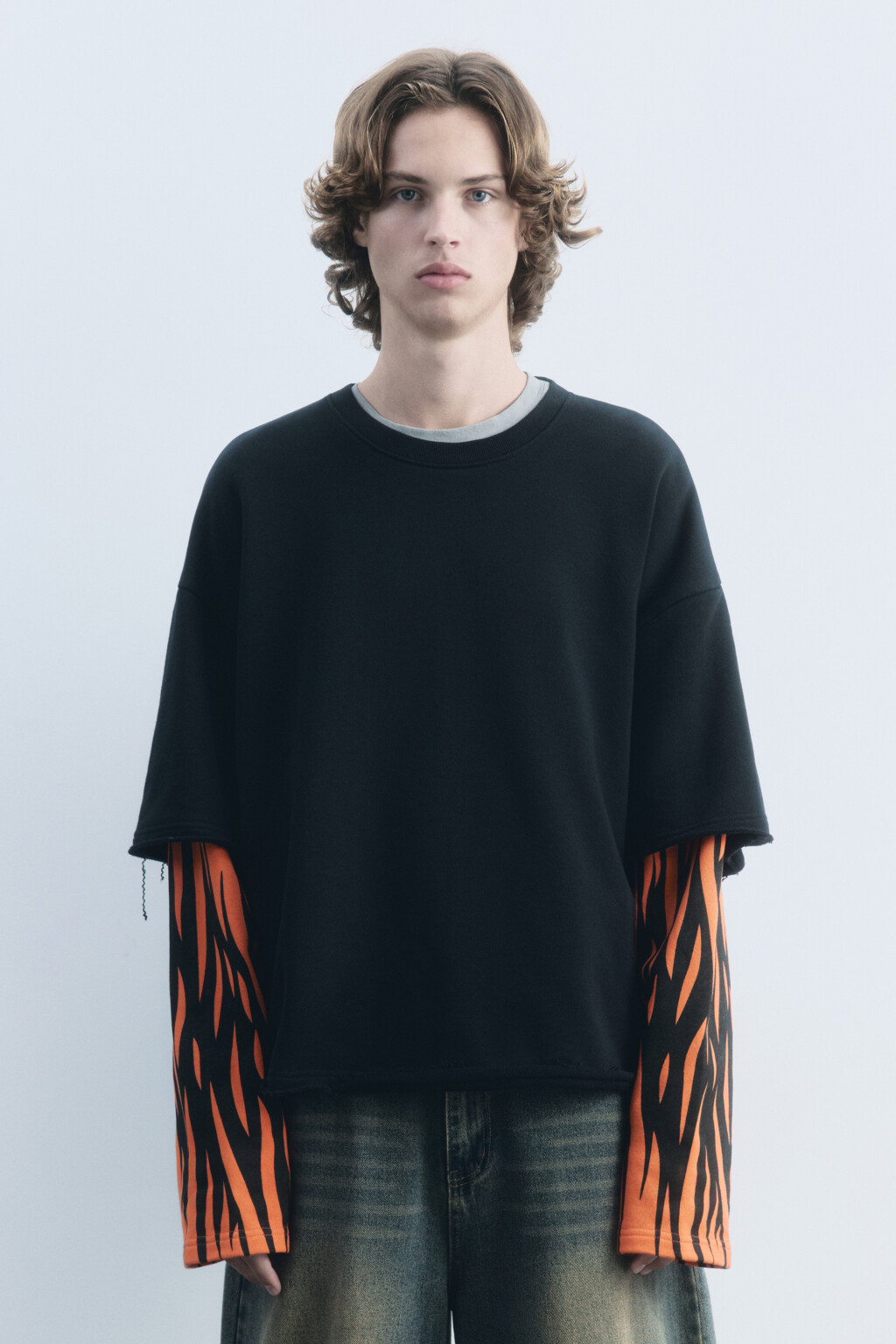 Свитшот хлопковый с двойными рукавами и принтом - цвет черный - 2