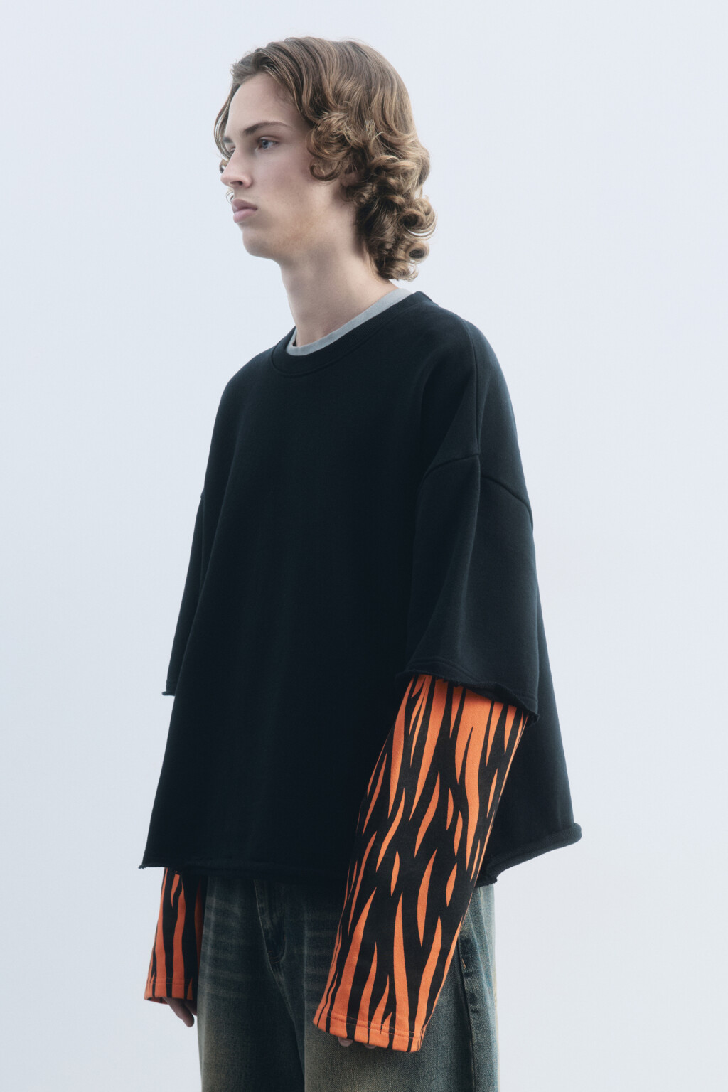 Свитшот хлопковый с двойными рукавами и принтом - цвет черный - 3