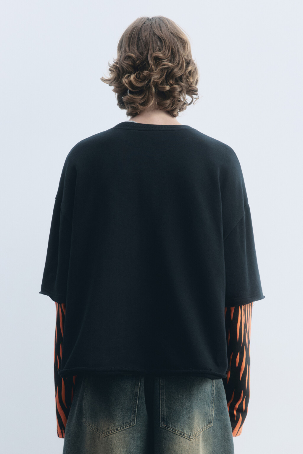 Свитшот хлопковый с двойными рукавами и принтом - цвет черный - 4