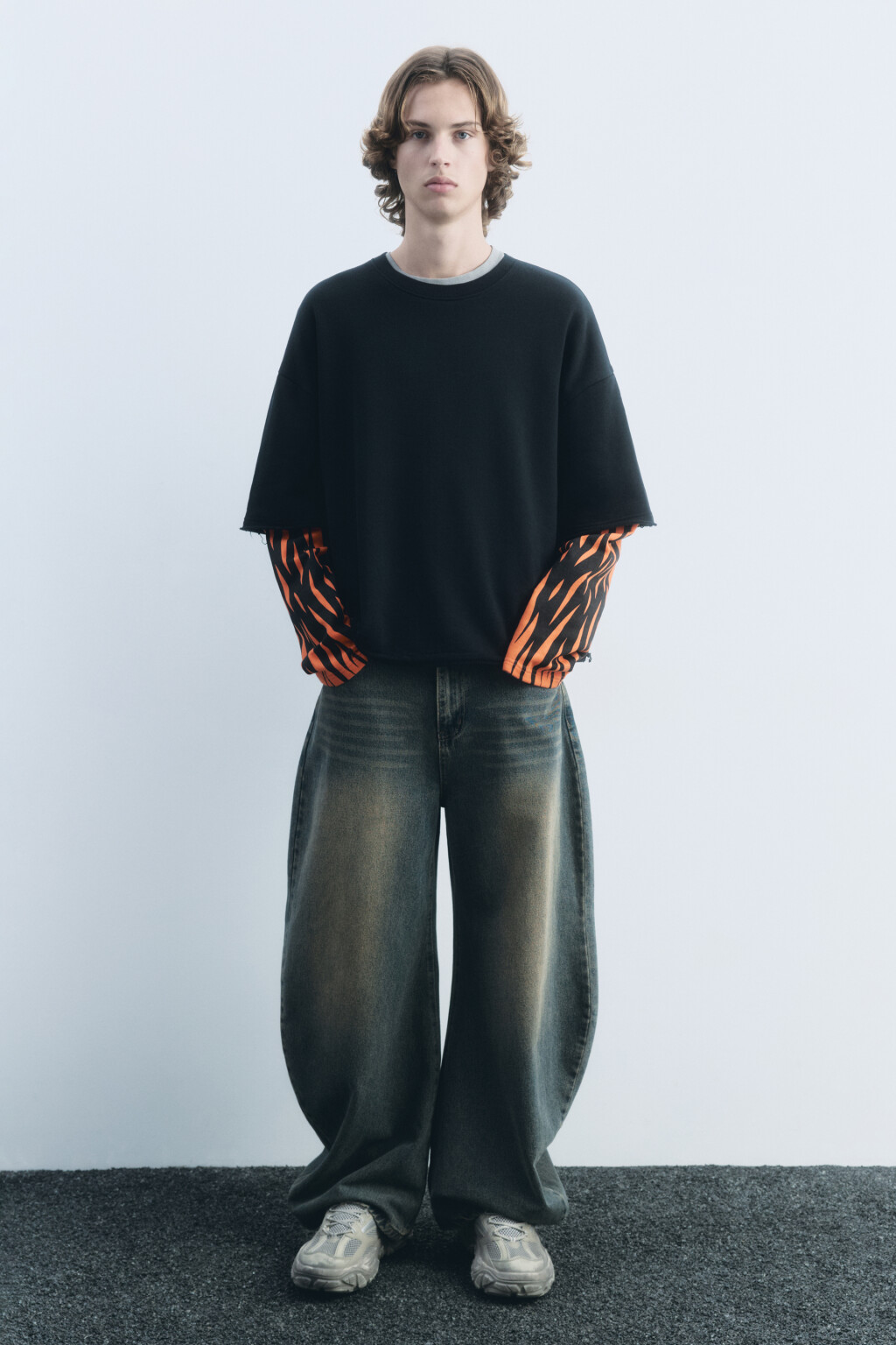 Свитшот хлопковый с двойными рукавами и принтом - цвет черный - 5