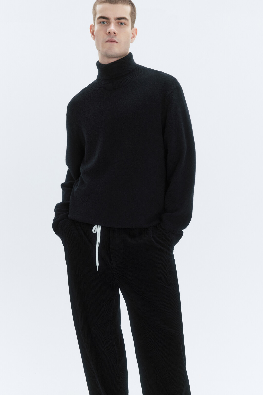 Свитер-водолазка тонкой вязки с воротником - цвет черный - 1
