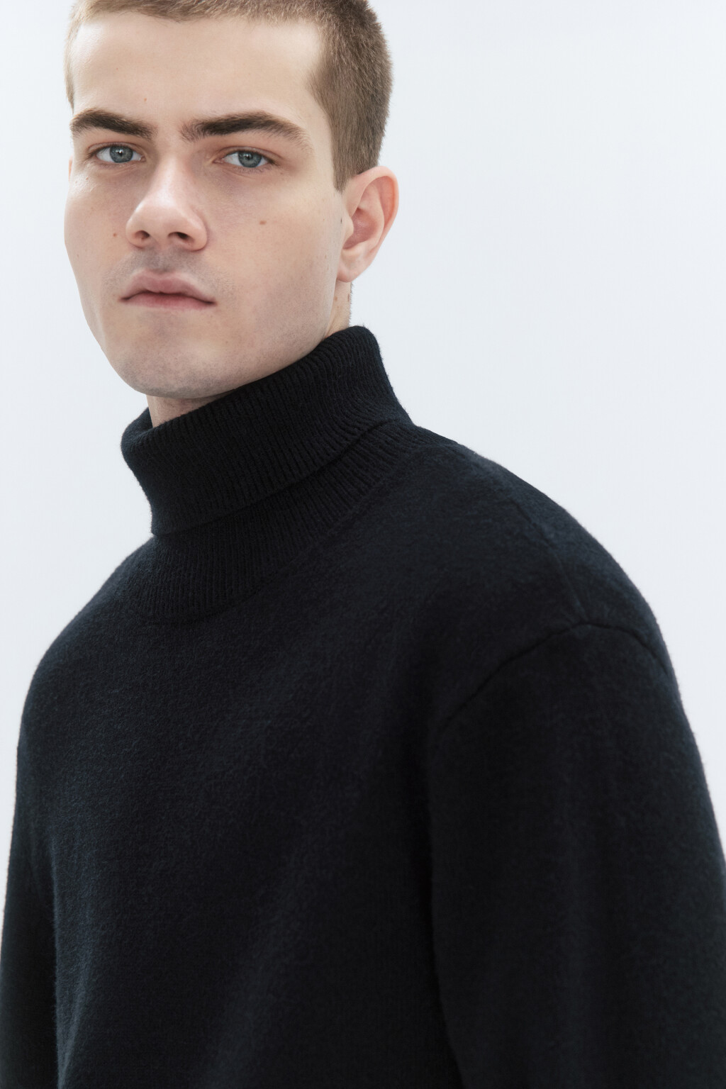 Свитер-водолазка тонкой вязки с воротником - цвет черный - 2