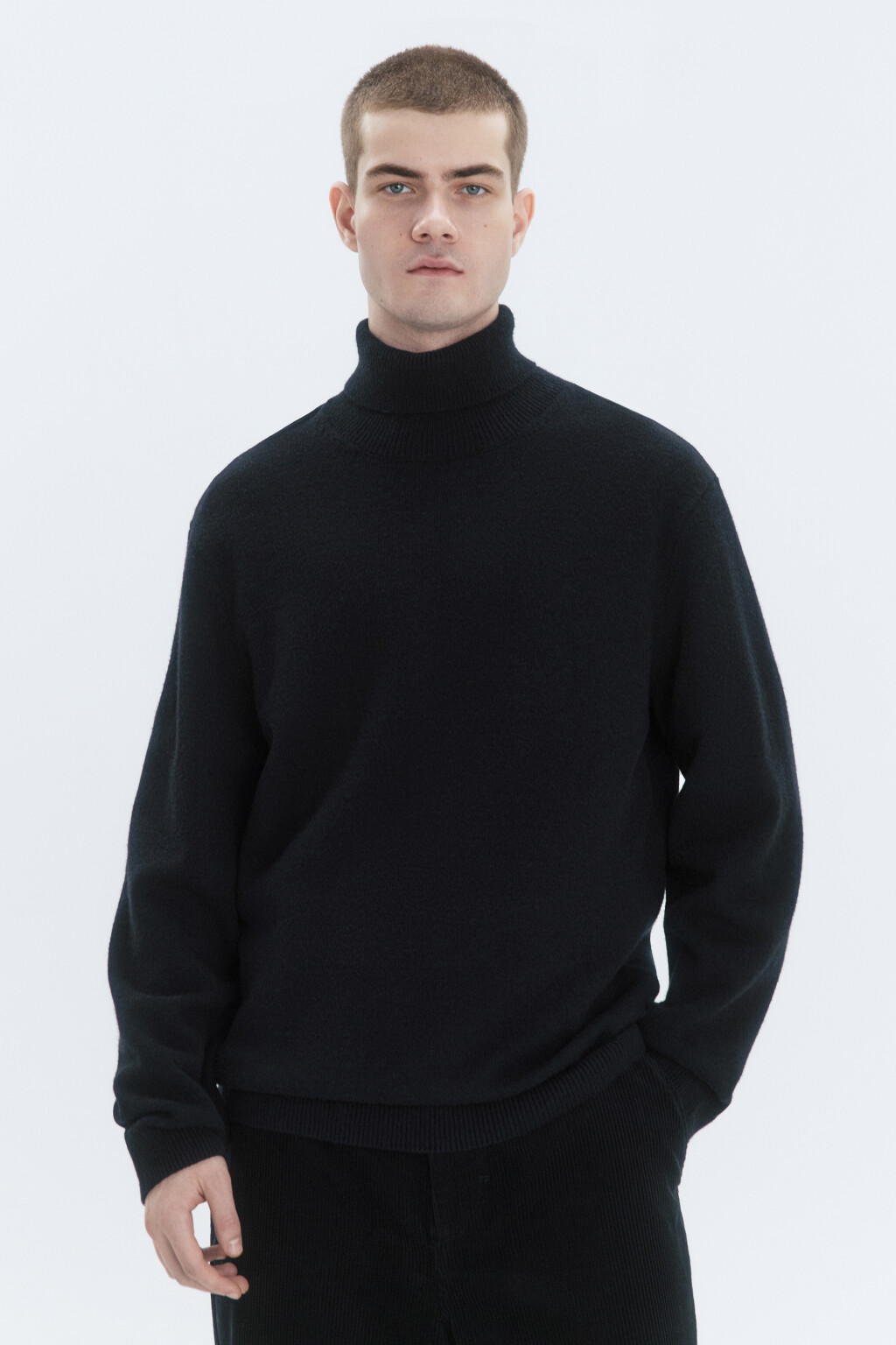 Свитер-водолазка тонкой вязки с воротником - цвет черный - 3