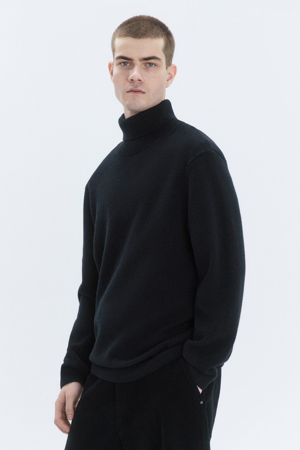 Свитер-водолазка тонкой вязки с воротником - цвет черный - 4