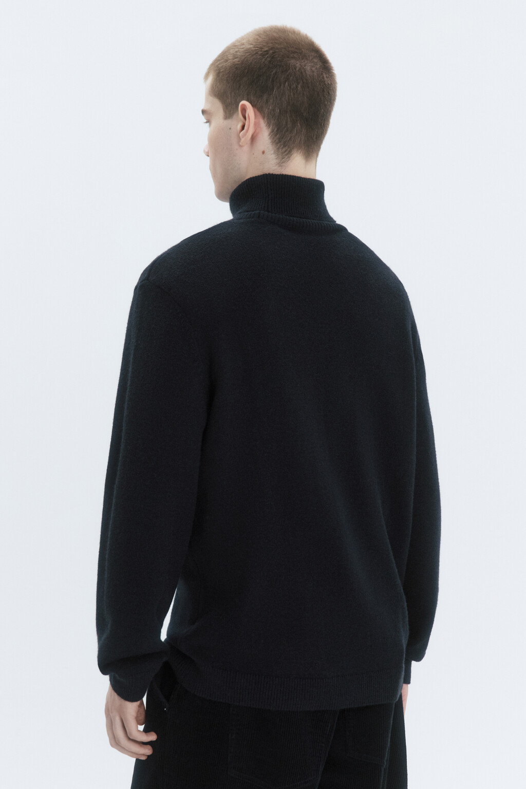 Свитер-водолазка тонкой вязки с воротником - цвет черный - 5