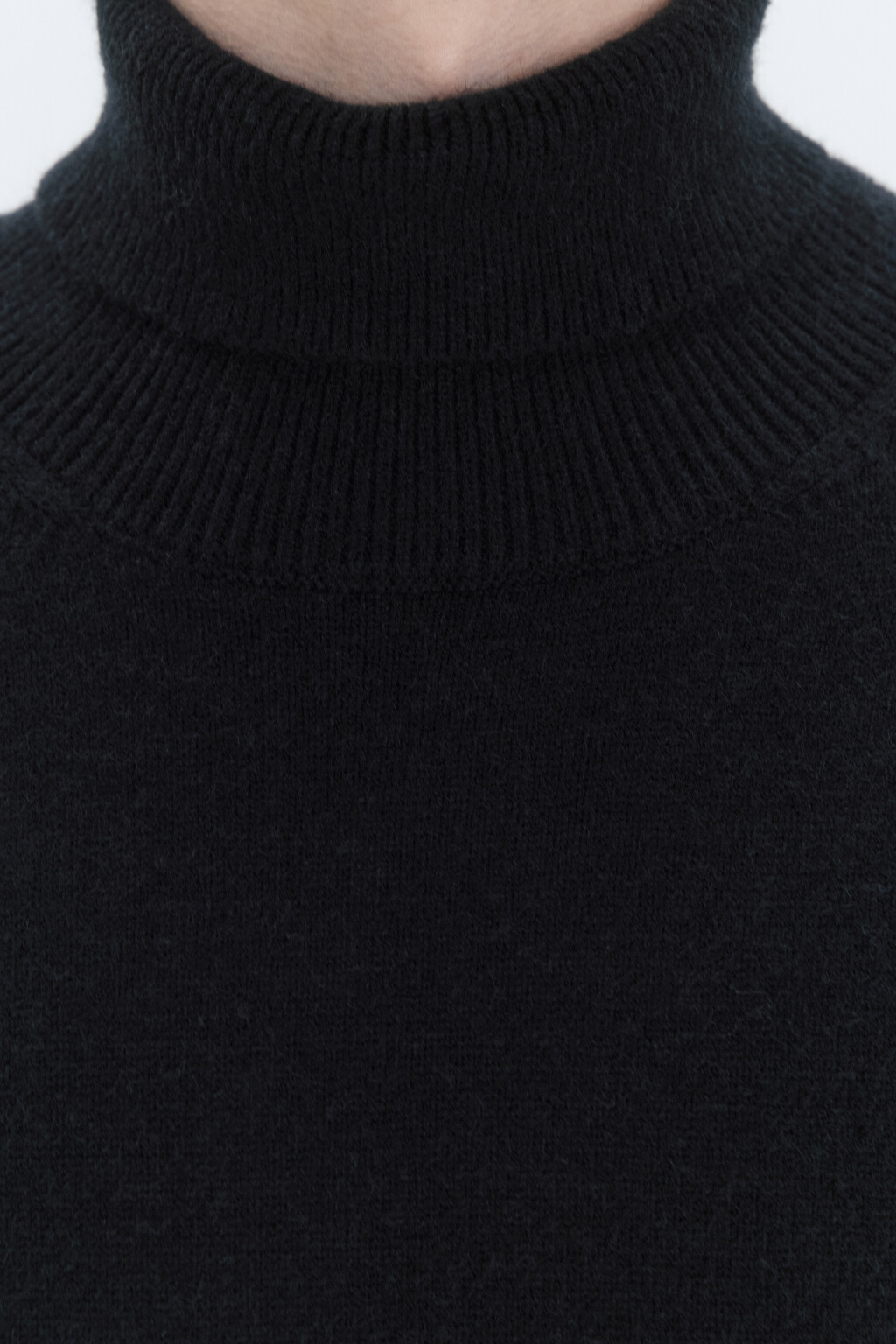 Свитер-водолазка тонкой вязки с воротником - цвет черный - 7