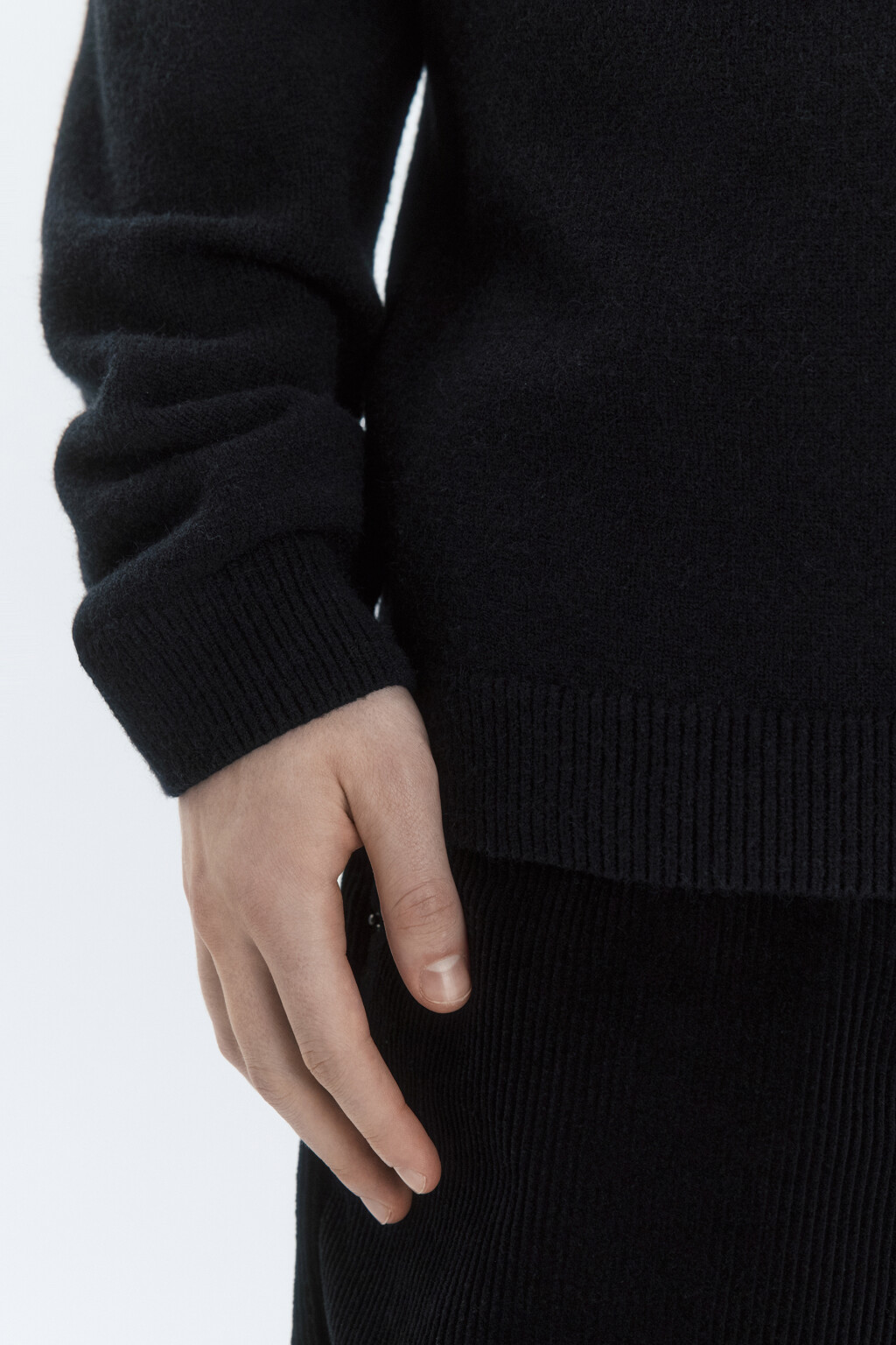 Свитер-водолазка тонкой вязки с воротником - цвет черный - 8