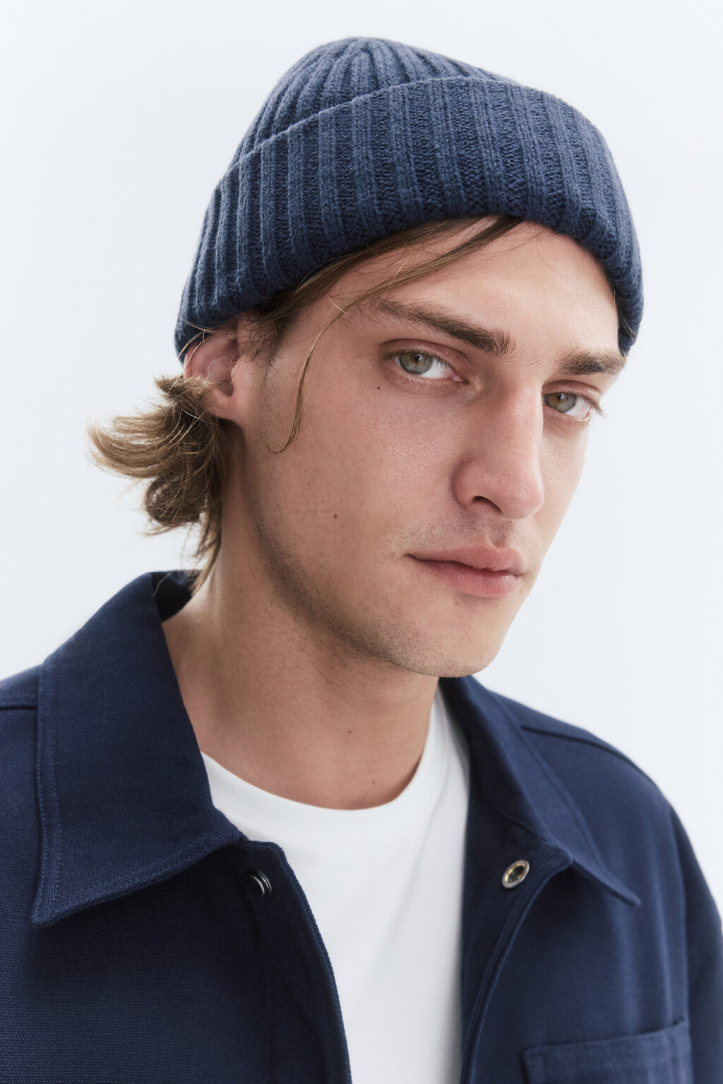 Шапка-бини вязаная короткая до ушей - цвет синий - 3