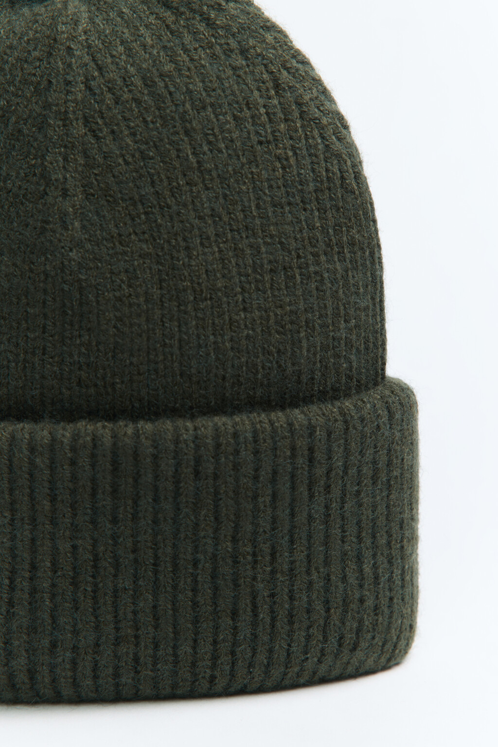 Шапка-бини вязаная в рубчик - цвет темно-оливковый - 2