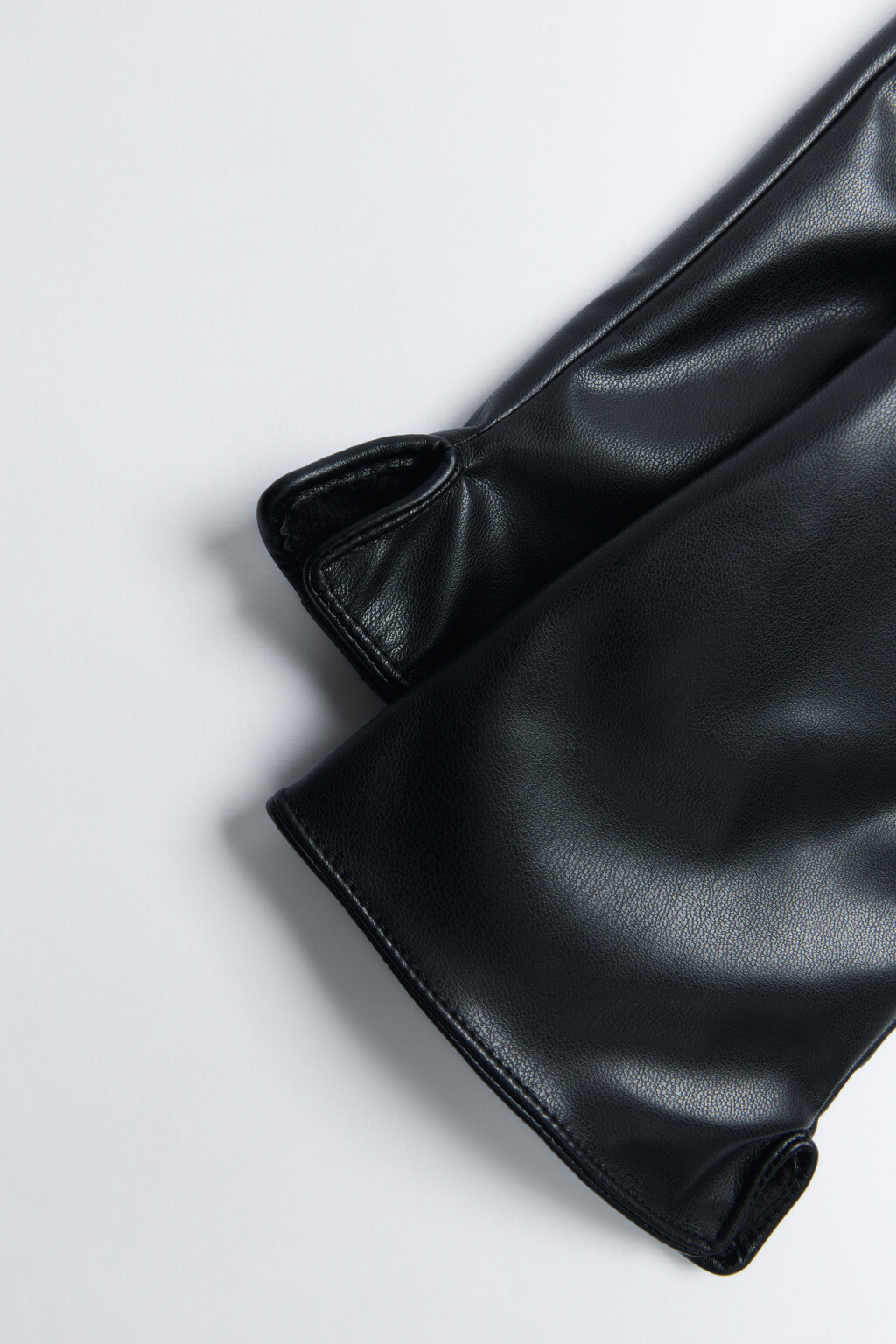 Перчатки из искусственной кожи утепленные - цвет черный - 4