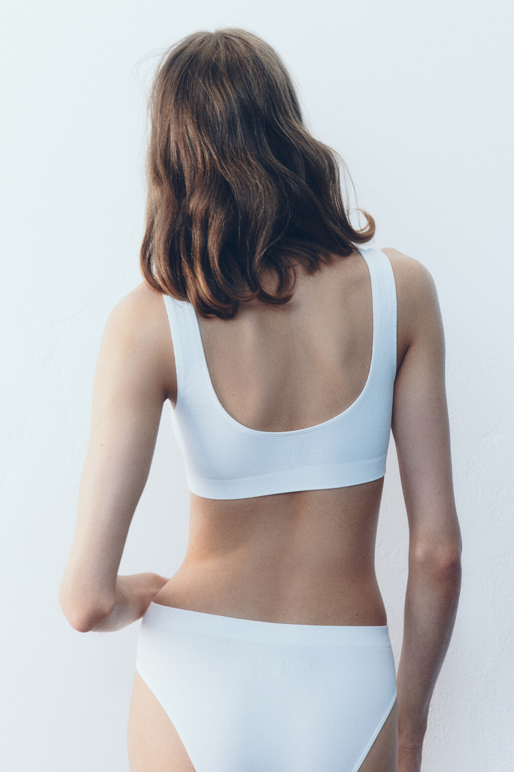 Бюстгальтер-топ бесшовный в рубчик - цвет белый - 4