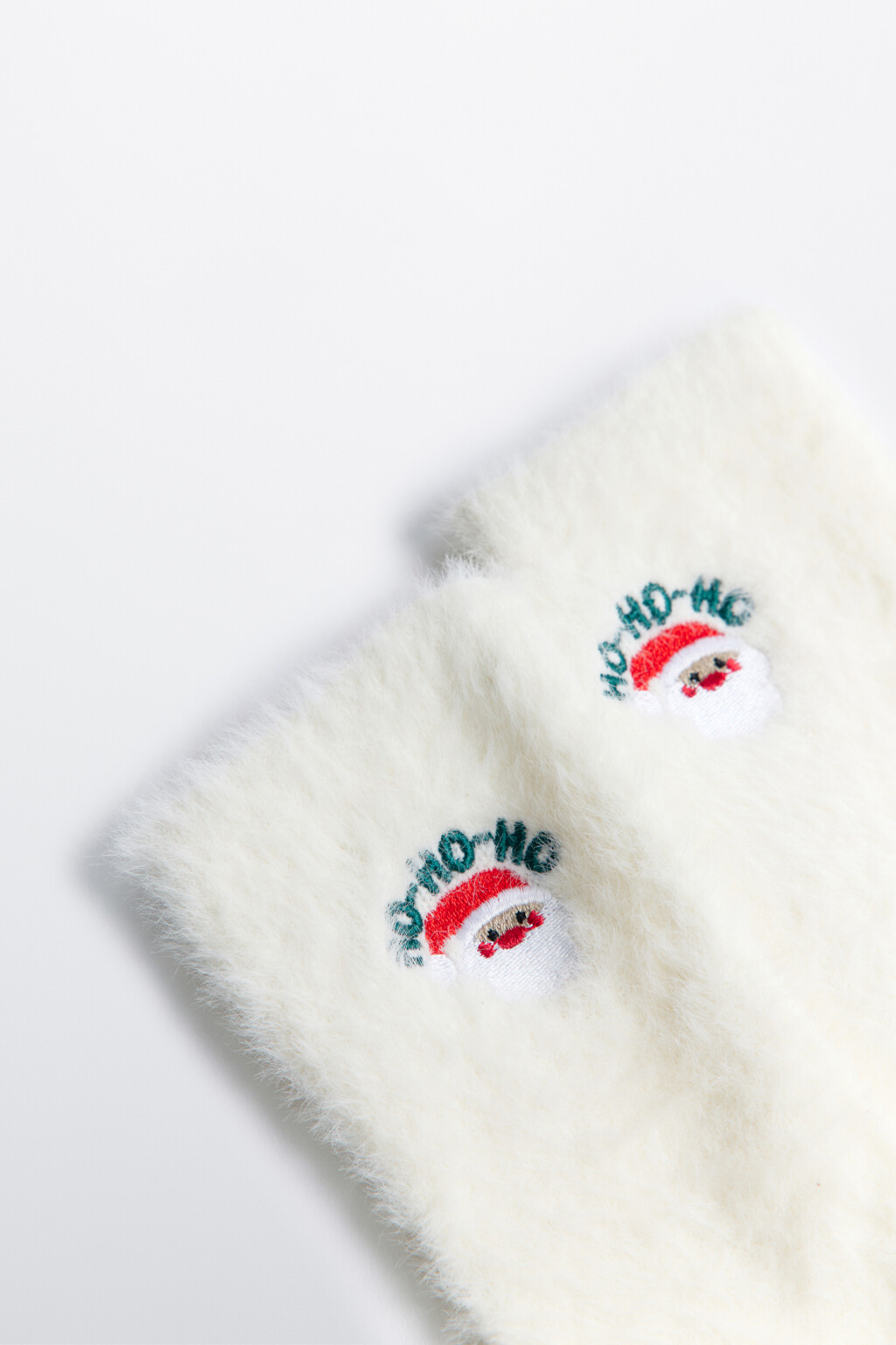Носки пушистые с новогодней вышивкой - цвет ванильный - 2