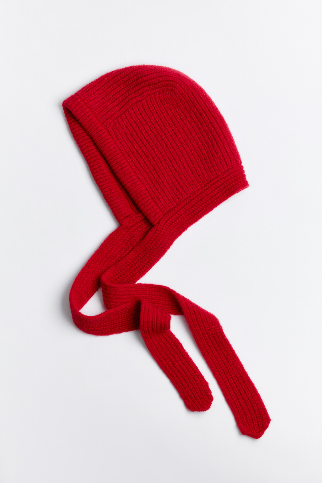 Шапка-чепчик вязаная с завязками - цвет красный - 1