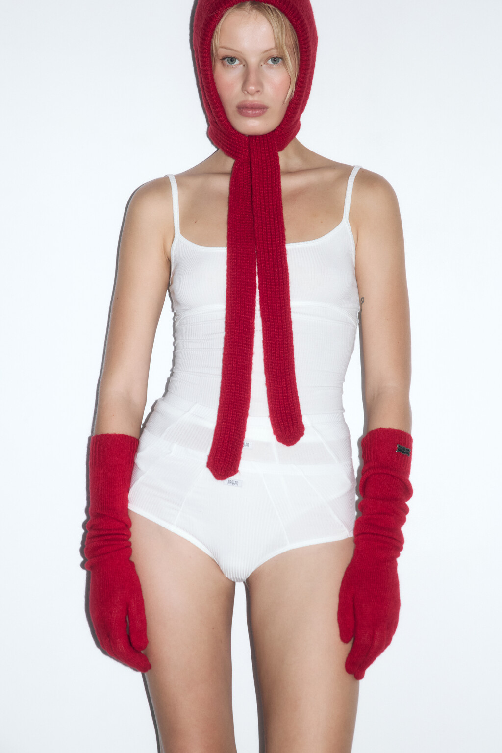 Шапка-чепчик вязаная с завязками - цвет красный - 4