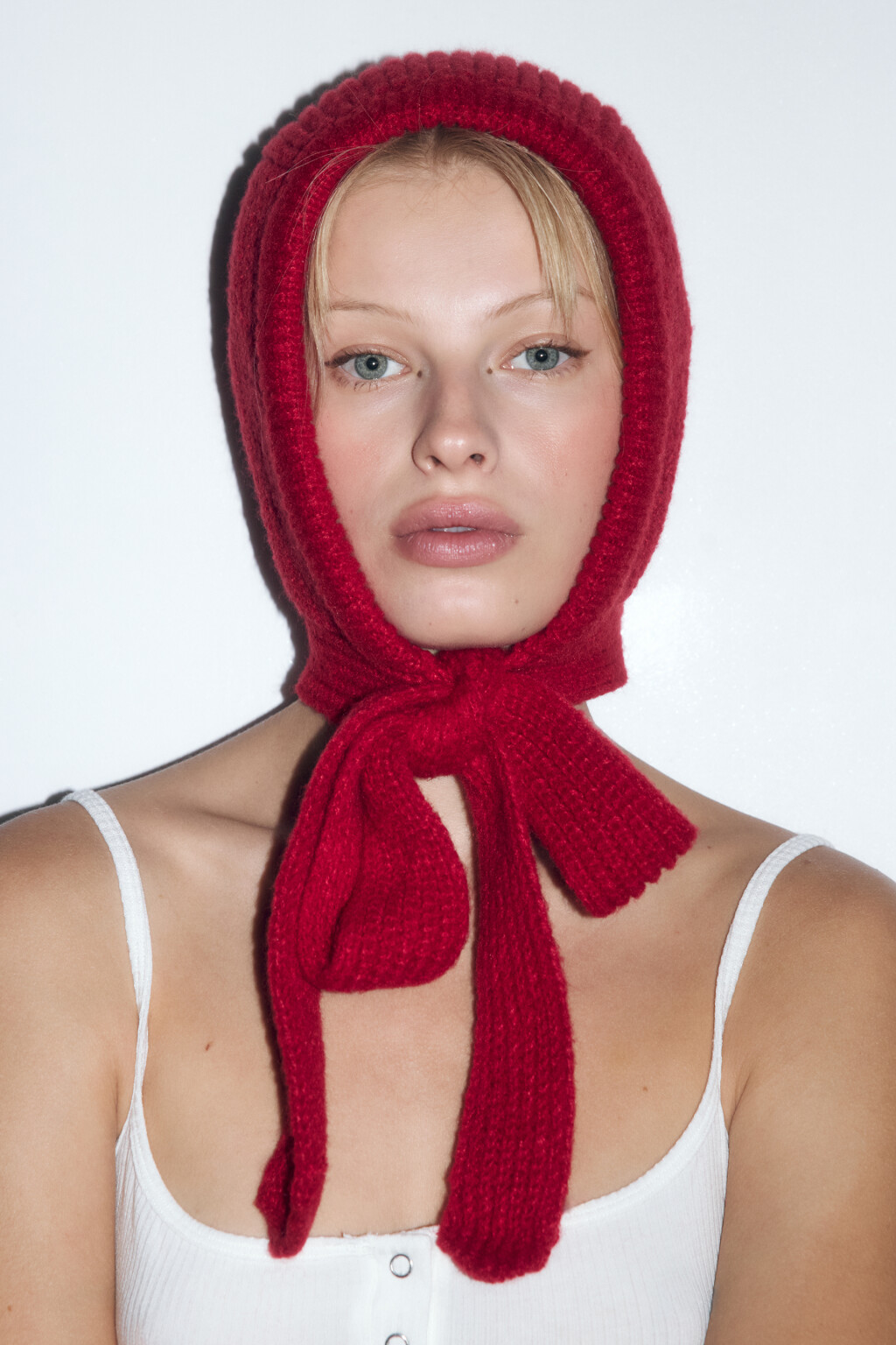 Шапка-чепчик вязаная с завязками - цвет красный - 5