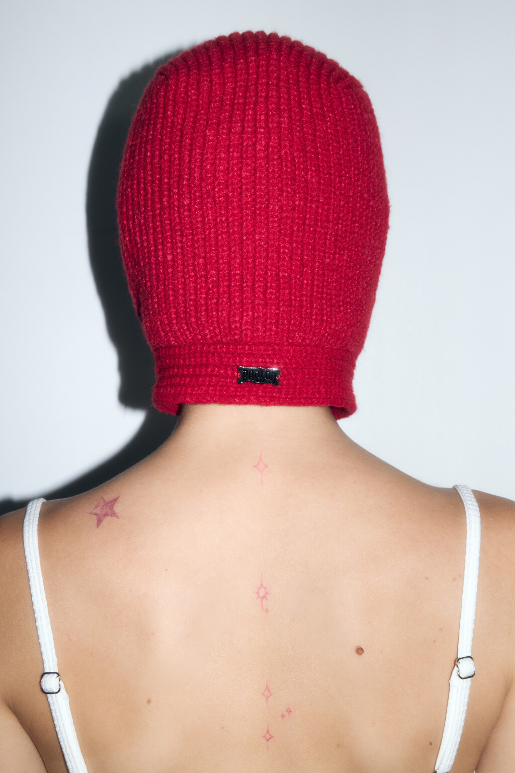 Шапка-чепчик вязаная с завязками - цвет красный - 6