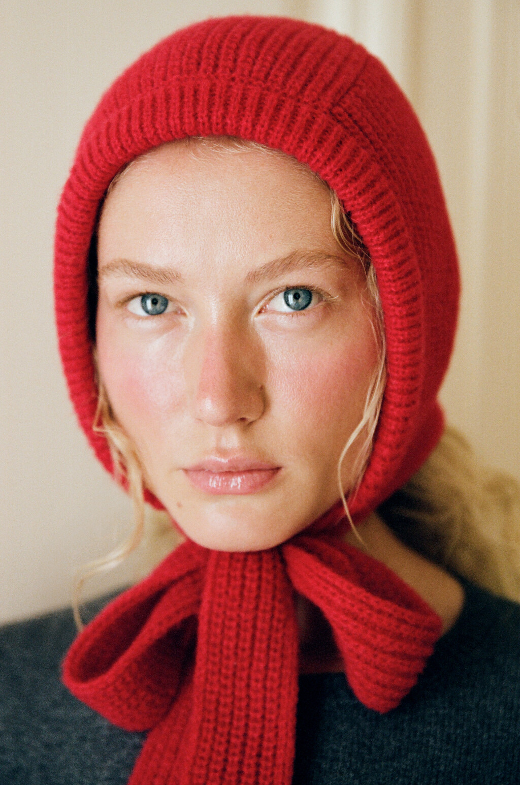 Шапка-чепчик вязаная с завязками - цвет красный - 3