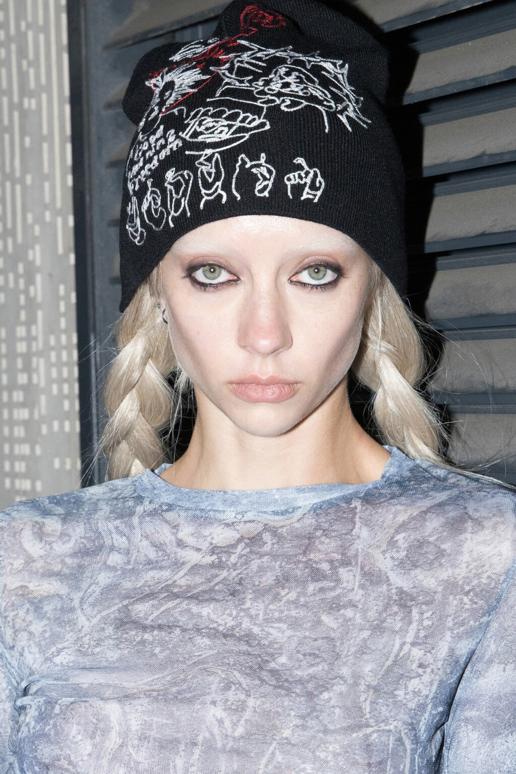 Шапка-бини с вышитым принтом - цвет черный - 6