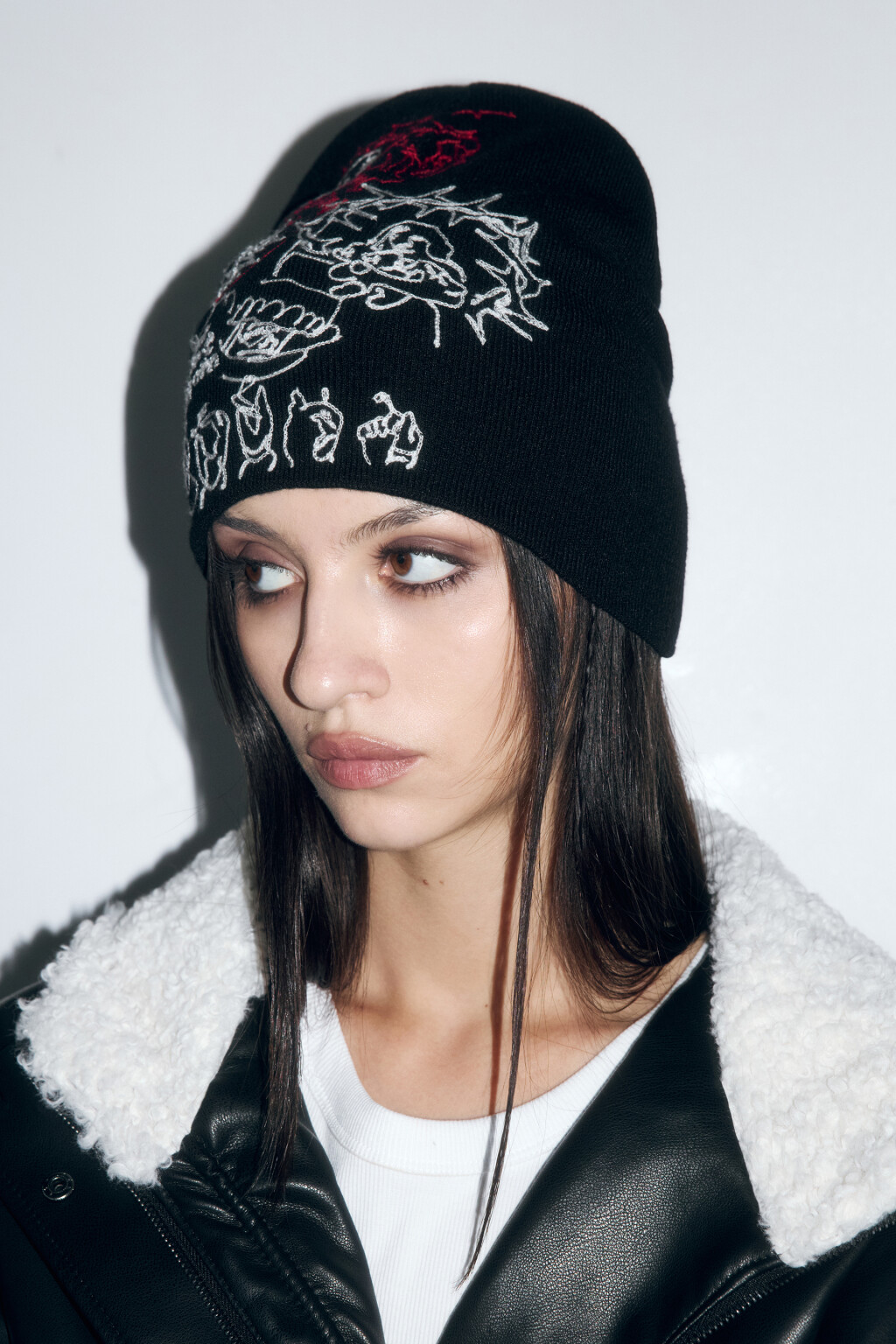 Шапка-бини с вышитым принтом - цвет черный - 3