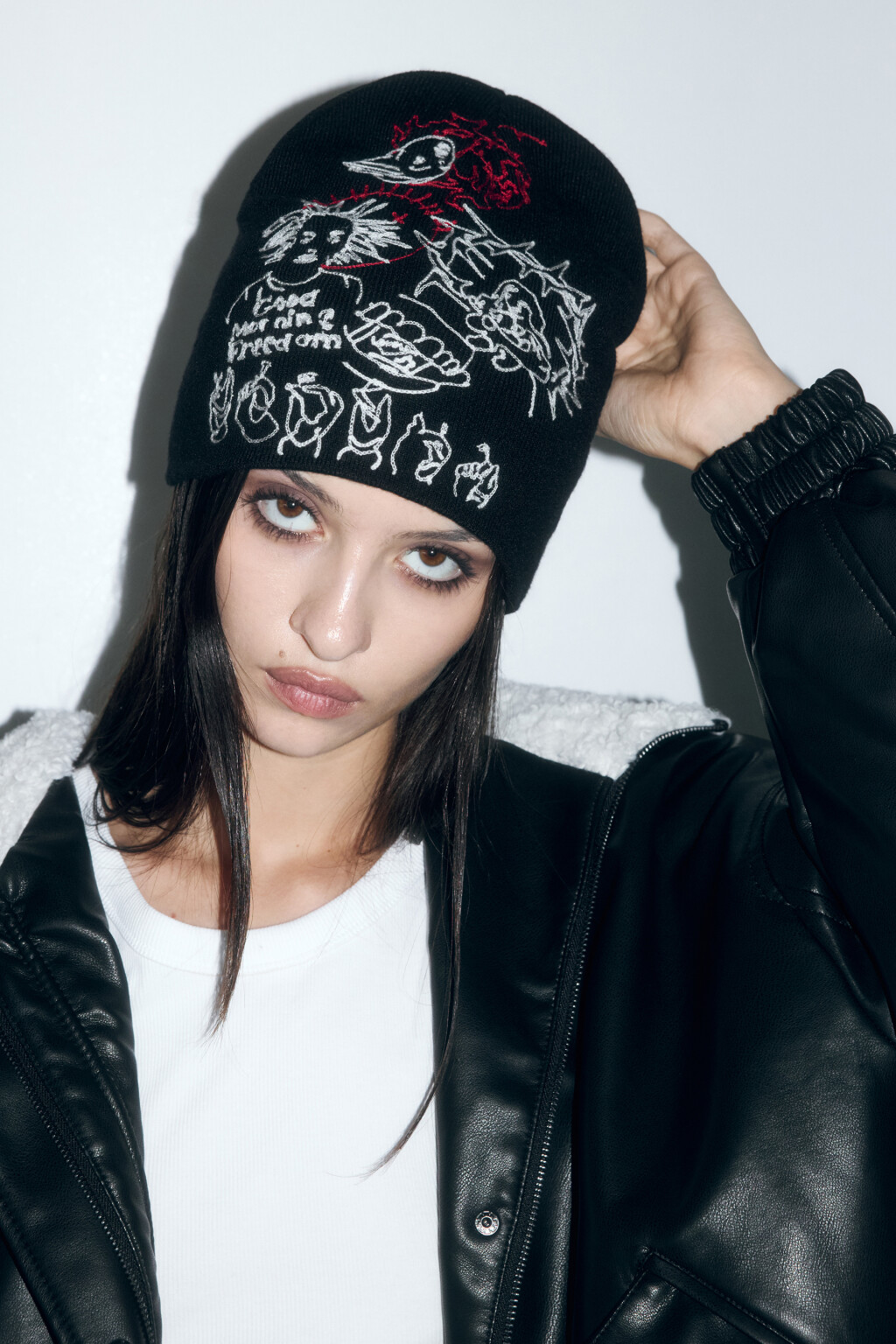 Шапка-бини с вышитым принтом - цвет черный - 4