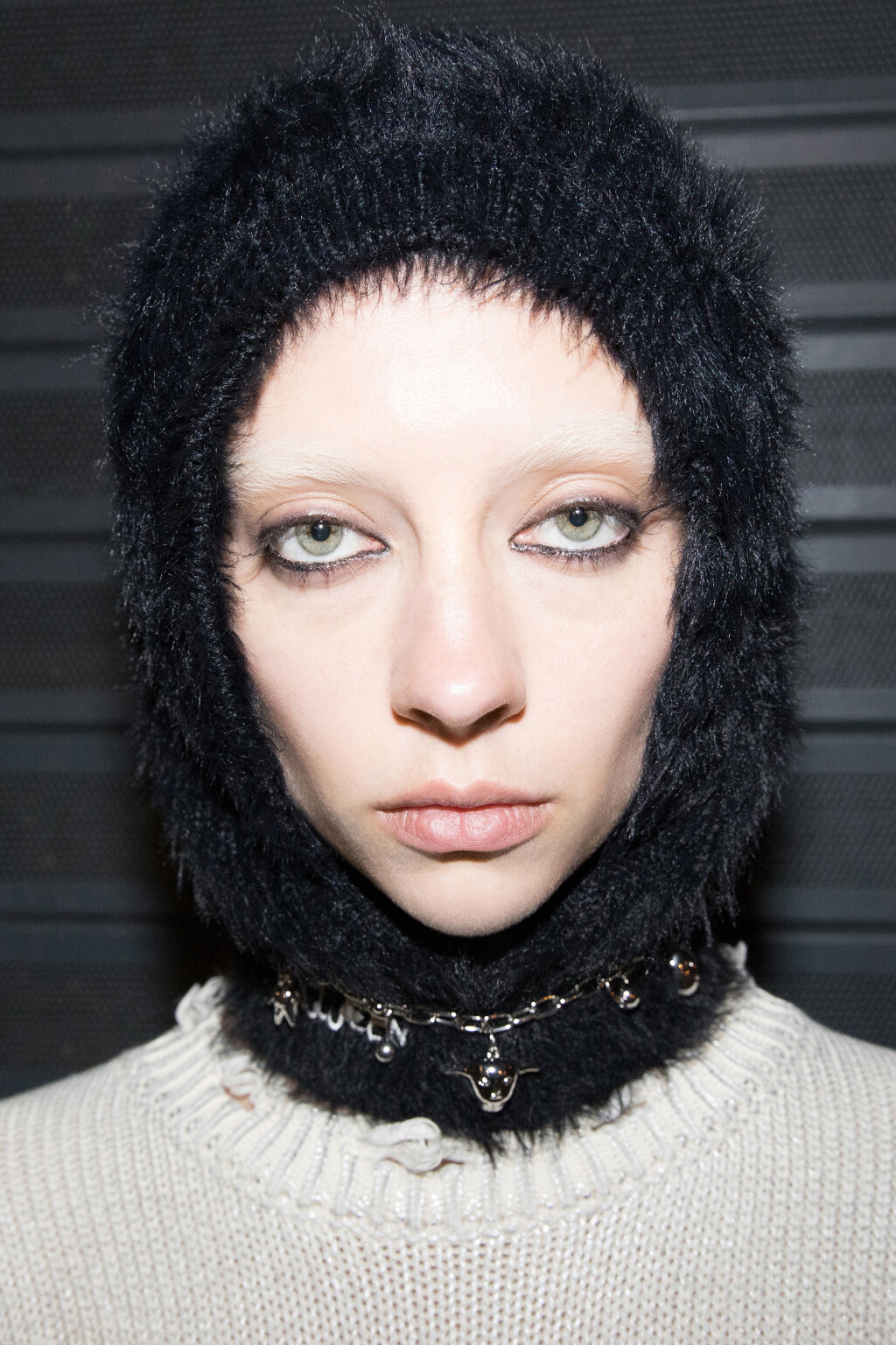 Балаклава пушистая с пирсингом - цвет черный - 6