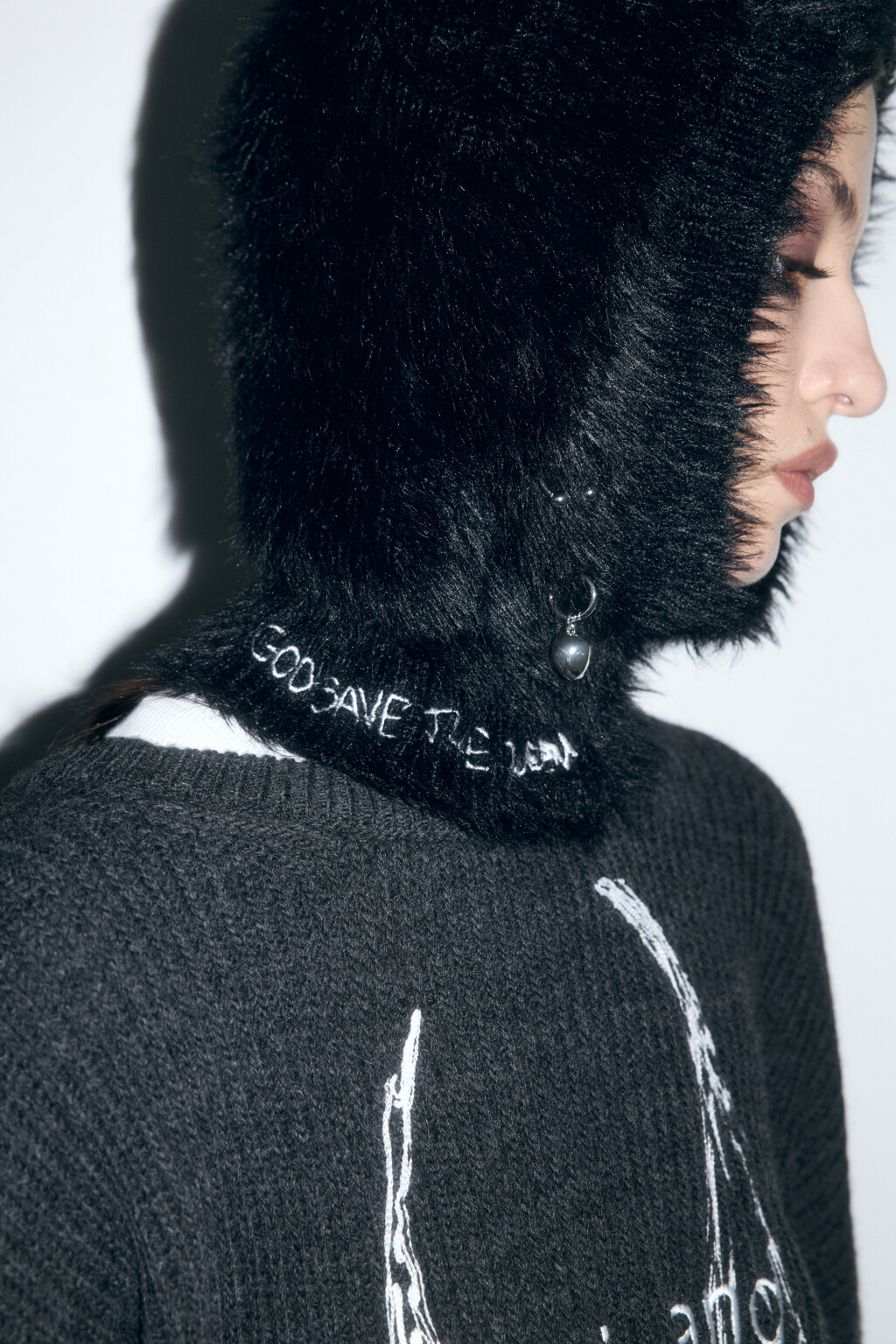 Балаклава пушистая с пирсингом - цвет черный - 4